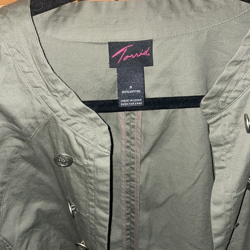 Green button down - Picture 3 of 8